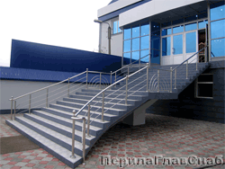 Ограждение магазина с перилами изогнутыми по радиусу Монртаж ограждений магазина с перилами изогнутыми по радиусу