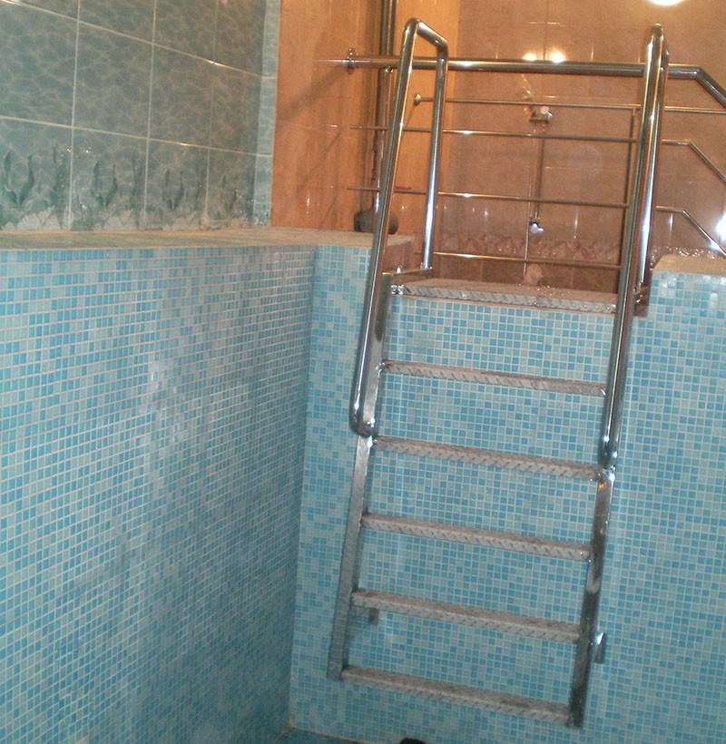 лестница в бассейне лестница в бассейне