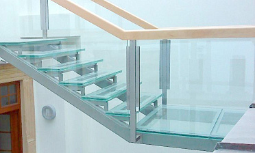 Стеклянные ступени и стеклянная площадка на лестнице купить в Уфе