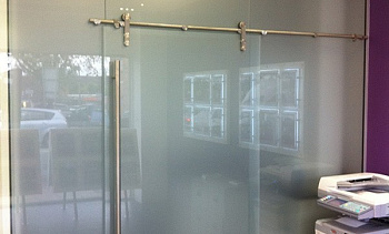 Перегородки из стекла непрозрачные, для офиса в Уфе. Готовые проекты ПерилаГлавСнаб