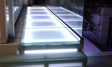 Стеклянный подиум со ступенями с подсветкой купить в Уфе