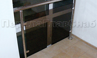 Ограждения со стеклом с крепление в пол окна на лестничной площадке купить в Уфе