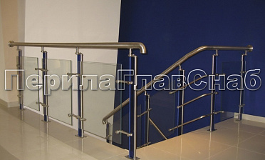 Ограждение со стойками с акриловыми вставками на спайдерных стеклодержателях купить в Уфе