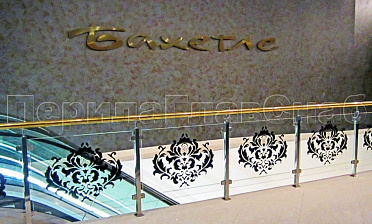 Ограждение лестницы на квадратных стойках с латунным поручнем купить в Уфе