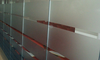 Стеклянные перегородки в офисе с закаткой пленки в Уфе. Готовые проекты ПерилаГлавСнаб