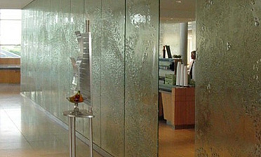 Стеклянные перегородки с декоративным рельефом в офисе купить в Уфе