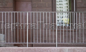 Перила на балкон с вертикальным заполнением в Уфе. Готовые проекты ПерилаГлавСнаб Перила на балкон с вертикальным заполнением в Уфе. Готовые проекты ПерилаГлавСнаб