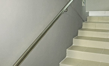 Пристенный поручень из нержавеющей стали купить в Уфе