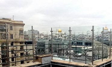 Ветрозащитное ограждение на стойках из нержавейки купить в Уфе