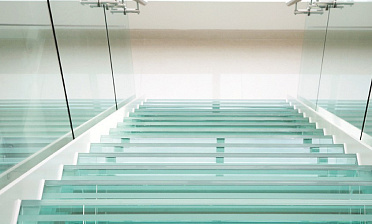 Стеклянные ступени на косоурной лестнице в доме купить в Уфе