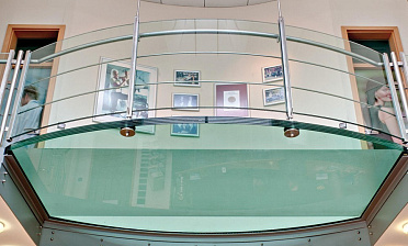 Стеклянный пол на внутреннем выступе атриума купить в Уфе