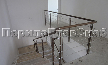 Ограждение с деревянным поручнем и стойками с деревянными вставками, с ригелями купить в Уфе