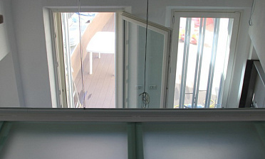 Стеклянное перекрытие из матового стекла на внутреннем балконе купить в Уфе