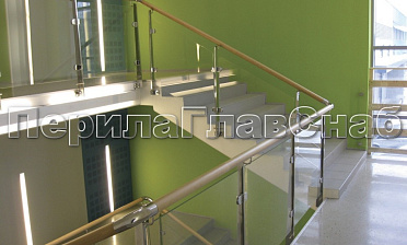 Ограждение с деревянным поручнем, стеклом и стойками купить в Уфе