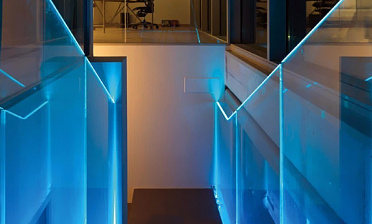Ограждения лестниц на несущем стекле с подсветкой купить в Уфе
