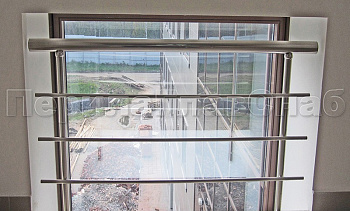 Межэтажное ограждение из нержавеющей стали с торцевым креплением для окон в Уфе. Готовые проекты ПерилаГлавСнаб Межэтажное ограждение из нержавеющей стали с торцевым креплением для окон в Уфе. Готовые проекты ПерилаГлавСнаб