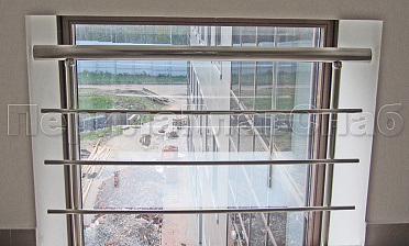 Межэтажное ограждение из нержавеющей стали с торцевым креплением для окон купить в Уфе