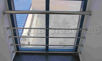 Ограждение на окнах из нержавещей трубы с ригелями в Уфе. Готовые проекты ПерилаГлавСнаб Ограждение на окнах из нержавещей трубы с ригелями в Уфе. Готовые проекты ПерилаГлавСнаб