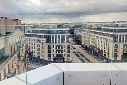 Цельностеклянные ограждения для крыш в Уфе. Готовые проекты ПерилаГлавСнаб - фото 2 Цельностеклянные ограждения для крыш в Уфе. Готовые проекты ПерилаГлавСнаб - фото 2