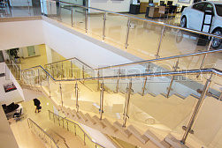 Стеклянные перила для лестниц в Уфе. Готовые проекты ПерилаГлавСнаб - фото 22