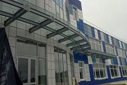 Стеклянные козырьки на спайдерах в Уфе. Готовые проекты ПерилаГлавСнаб - фото 1