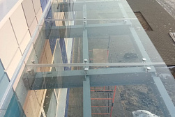 Стеклянные козырьки на спайдерах в Уфе. Готовые проекты ПерилаГлавСнаб - фото 9