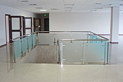 Ограждения из нержавейки со стеклом в Уфе. Готовые проекты ПерилаГлавСнаб - фото 10