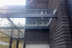 Стеклянные козырьки на спайдерах в Уфе. Готовые проекты ПерилаГлавСнаб - фото 5