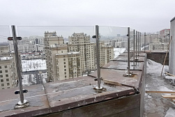 Цельностеклянные ограждения для крыш в Уфе. Готовые проекты ПерилаГлавСнаб - фото 8 Цельностеклянные ограждения для крыш в Уфе. Готовые проекты ПерилаГлавСнаб - фото 8